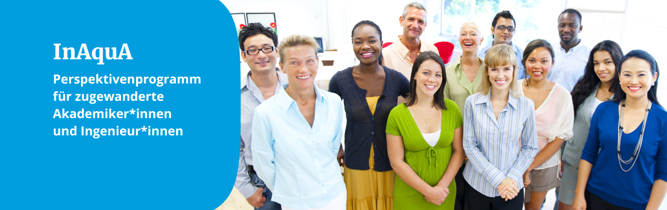 Menschen mit und ohne Hintergrund lächeln in die Kamera. Die Gruppe steht für Diverstiy. 