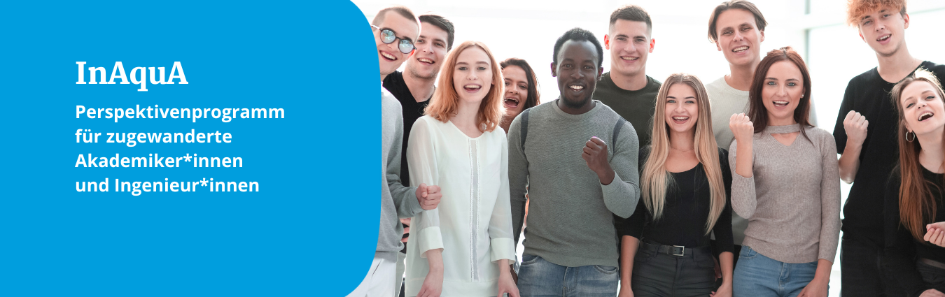 Nette junge Menschen mit und ohne Migrationshintergrund schauen in die Kamera und zeigen sich voller Elan und Tatendrang.