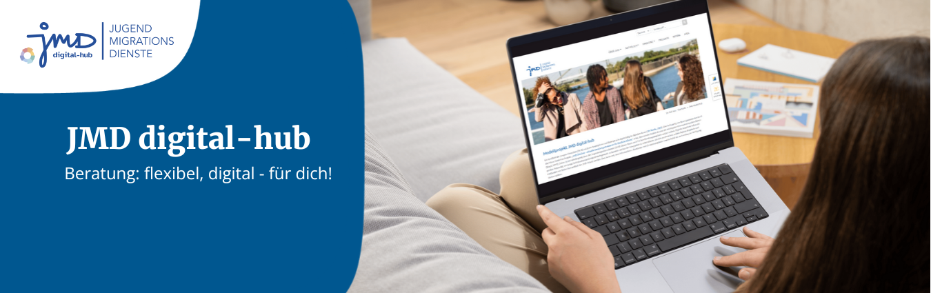 Auf dem Bild steht "JMD digital-hub". Die Unterüberschrift lautet "Beratung: flexibel, digital - für dich!". Rechts auf dem Bild sieht man eine Frau, die ein Laptop auf dem Schoß hat. Auf dem Bildschirm sieht man die Startseite des Jugendmigrationsdienste-Portal. 