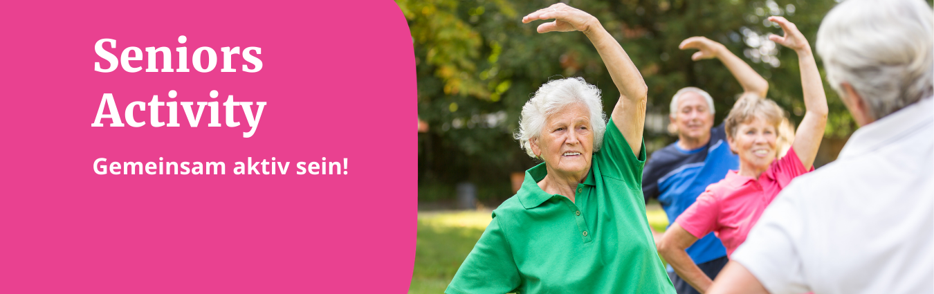 Man sieht Seniorinnen und Senioren bei der Gymnastik im Freien. Links auf dem Bild steht "Seniors Activity - Gemeinsam aktiv sein!"