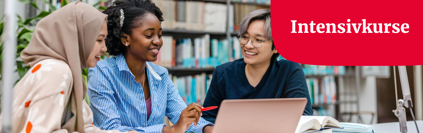Drei Personen sitzen in einer Bibliothek vor einem Laptop. Es ist eine Lernsituation zu sehen. Die Frau links trägt Kopftuch, die mittlere hat eine dunkle Hautfarbe, die dritte Person rechts scheint einen asiatischen Migrationshintergrund zu besitzen. Alle lächeln und haben Spaß an ihrem Tun. Oben rechts steht in einer roten Farbfläche das Wort "Intensivkurse".