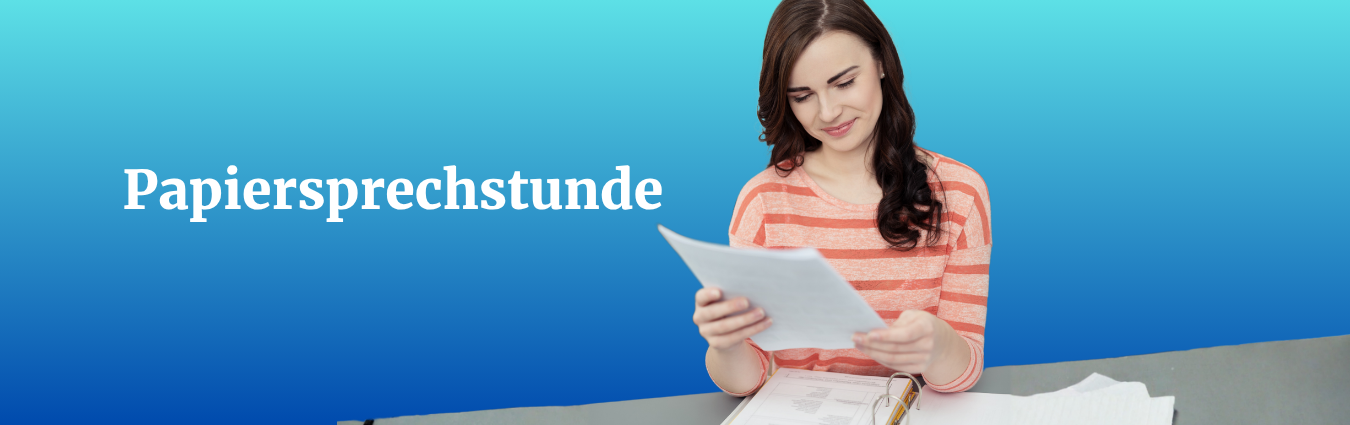 Eine dunkelhaarige Frau blickt auf ein schriftliches Dokument, vor ihr liegt ein aufgeschlagener Aktenordner.