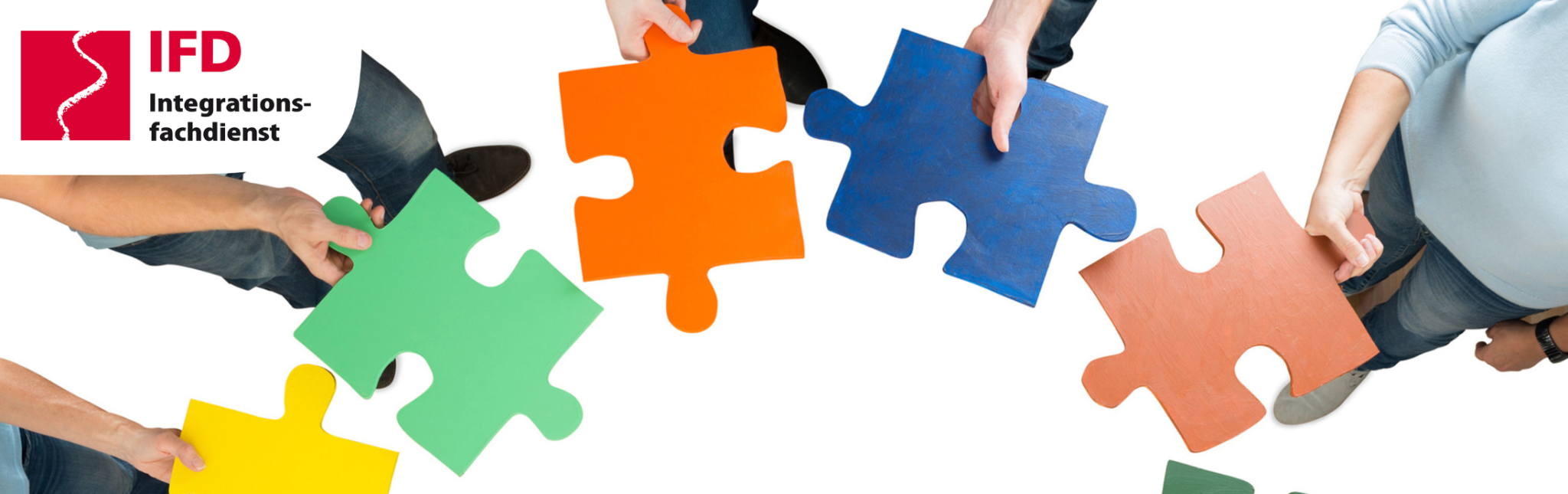 Man sieht Hände, die verschieden farbige Puzzleteile halten. Ein Logo zeigt, dass es sich um den Integrationsfachdienst handelt. 