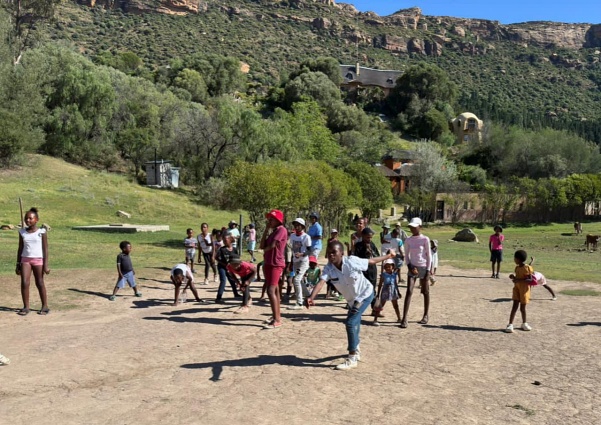 Spielende Kinder des Youth Centers