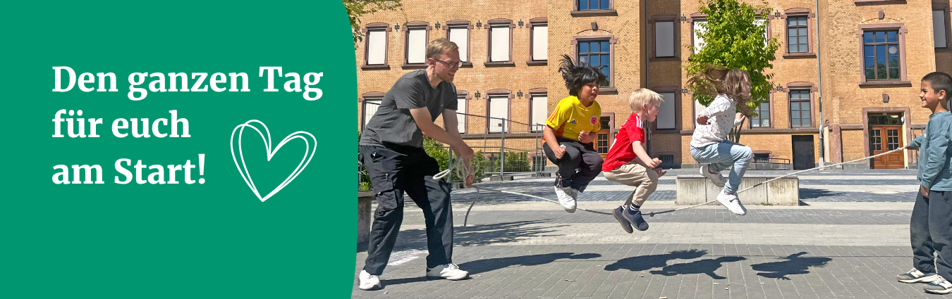 Ein Erzieher spielt mit einer Gruppe von Kindern Springseil. Drei Kinder hüpfen, während ein Junge und der Erzieher das Seil drehen. 
