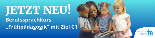 Eine dunkelhäutige Frau liest 3 Kleinkindern aus einem Buch aus. Auf dem Bild steht "Jetzt Neu! Berufssprachkurs "Frühpädagogik" mit Ziel C1.