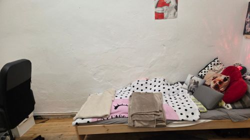 Ein Kleiderschrank mit großem Spiegel und einem Regal.