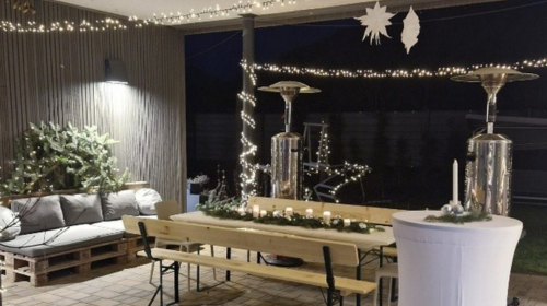 Man sieht eine festlich geschmückte Veranda.