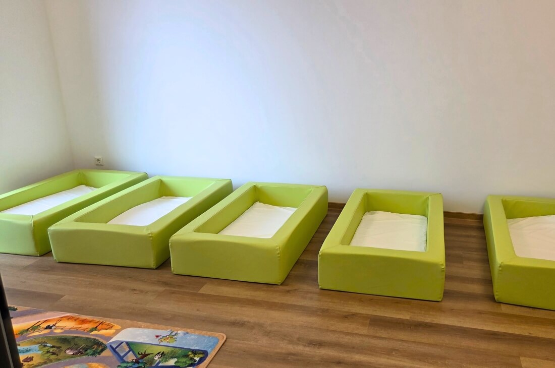 Fünf grüne Matratzen für Kinder