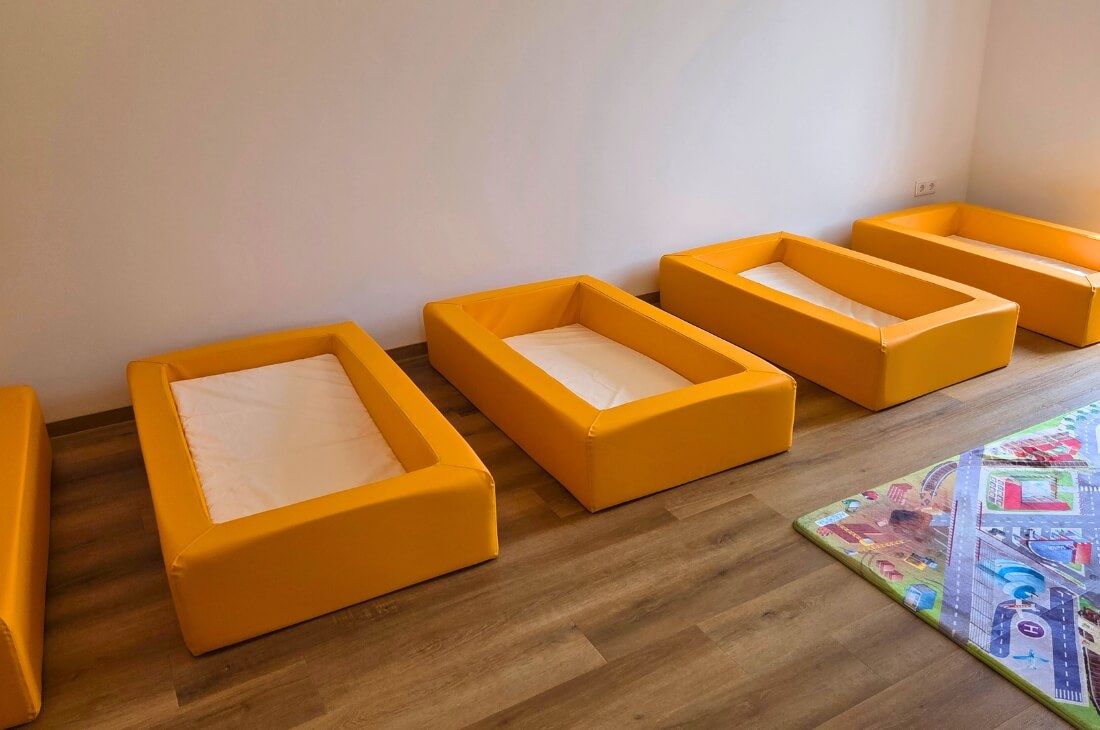 Fünf orangene Matratzen für Kinder