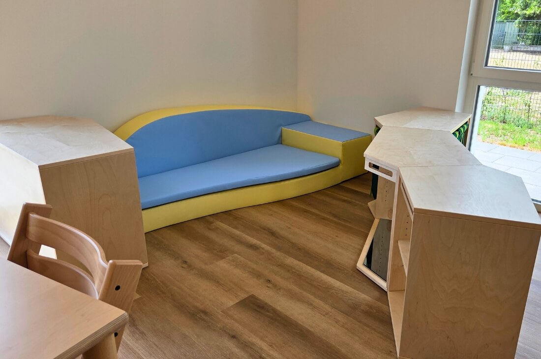 Ein Sofa für Kinder auf Bodenhöhe