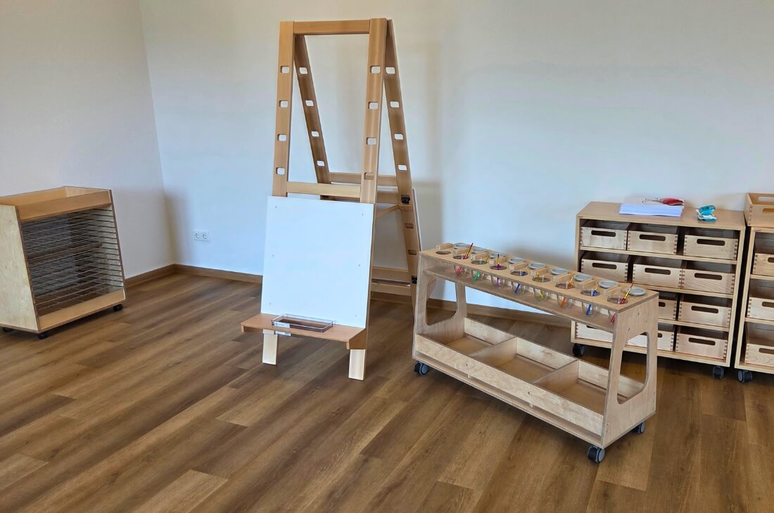 Eine Staffelei mit Leinwand auf Kinderhöhe