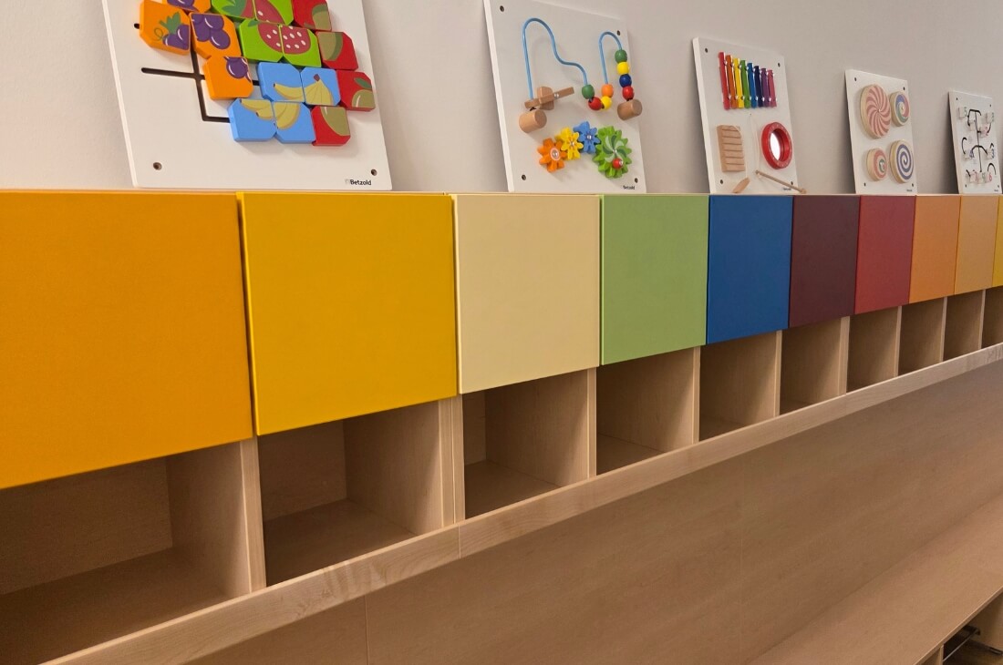 Eine Garderobe mit farbigen Fächern für Kinder