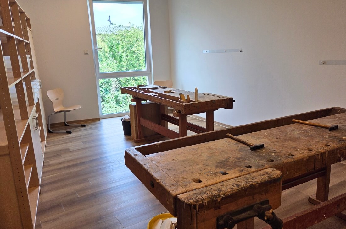 Eine Holzwerkstatt mit zwei Werkbänken