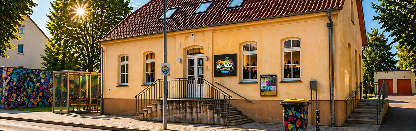 Außenansicht des MiCHECK-Standorts mit Gebäudefassade, Eingangstreppe und Logo
