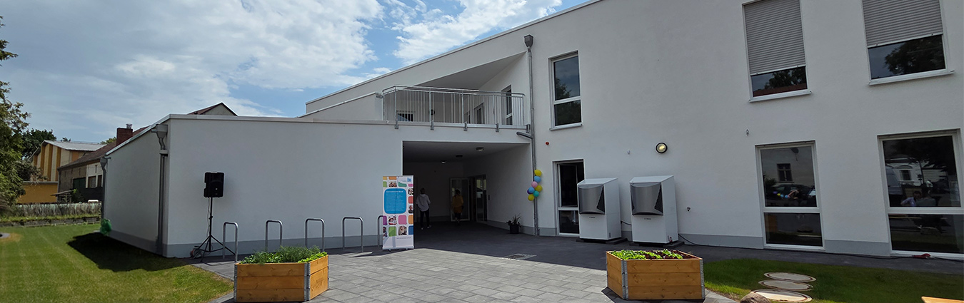 Ein großes, neues, weißes Gebäude