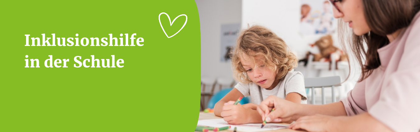 Ein blondes Kinder erhält von einer Frau Unterstützung beim Schreiben. Es ist eine Schulsituation zu sehen. 